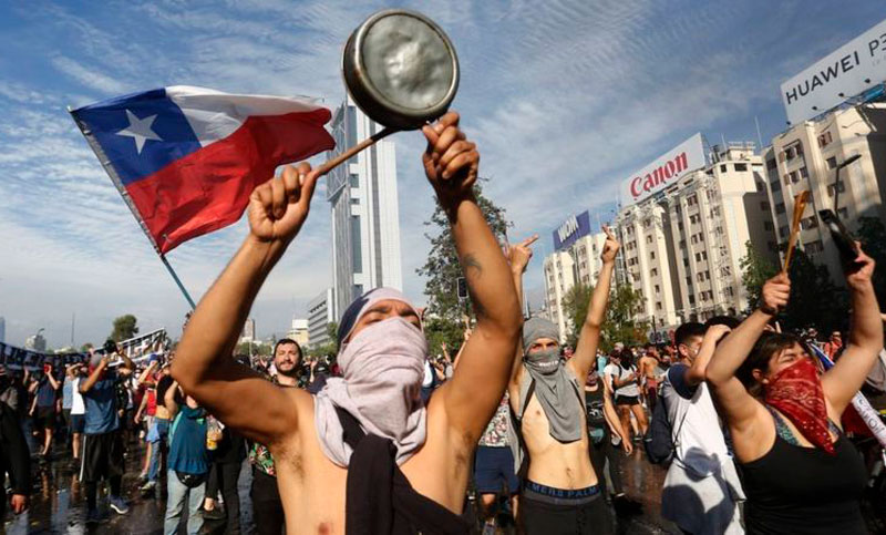 Doble movilización en Santiago: apoyo y oposición a Gabriel Boric en las calles