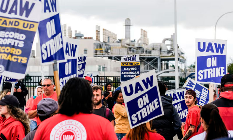El gremio de los trabajadores automotrices de Estados Unidos amplía su huelga a más plantas