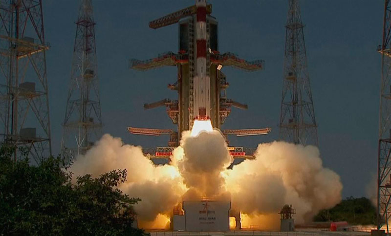 India lanza su primera misión espacial para estudiar el Sol