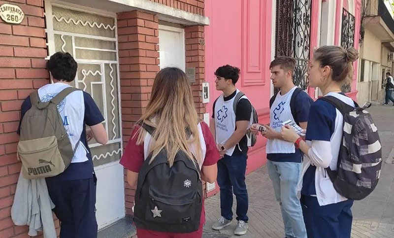 Estudiantes de Medicina trabajan en la prevención del dengue junto a la vecinal Maradona