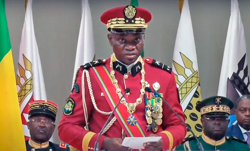 El líder de la junta militar de Gabón juró como «presidente de transición»
