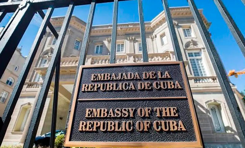 Tiran dos bombas molotov contra la Embajada de Cuba en Estados Unidos y denuncian “ataque terrorista”