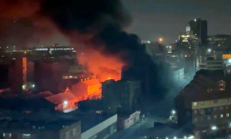 Francisco rezó por las decenas de víctimas del incendio de Johannesburgo