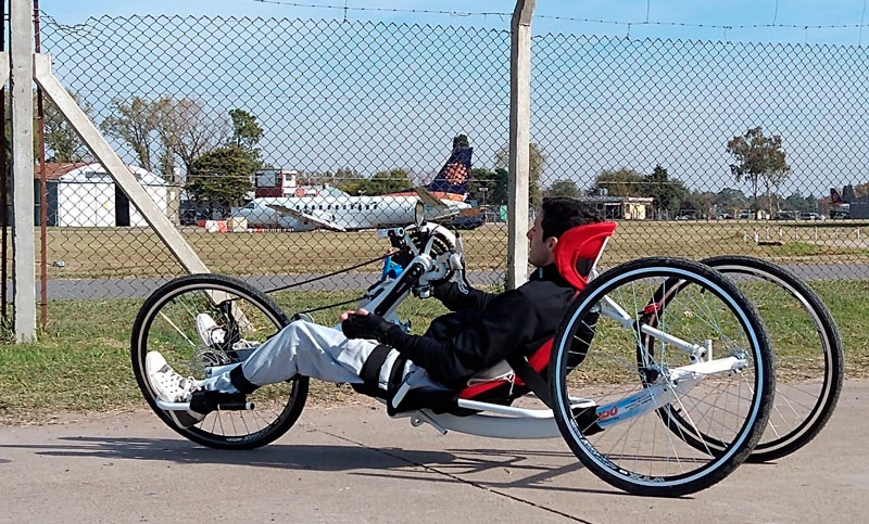 Juntan fondos para comprar bicicleta adaptada a un joven con parálisis que compite profesionalmente