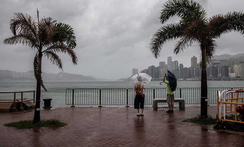 Hong Kong decretó «alerta máxima» por el supertifón Saola