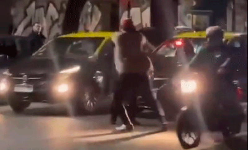 Una pelea entre dos taxistas terminó con un  motociclista atropellado