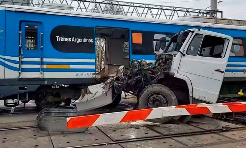 Suspendieron la licencia del camionero que cruzó la barrera y fue embestido por un tren