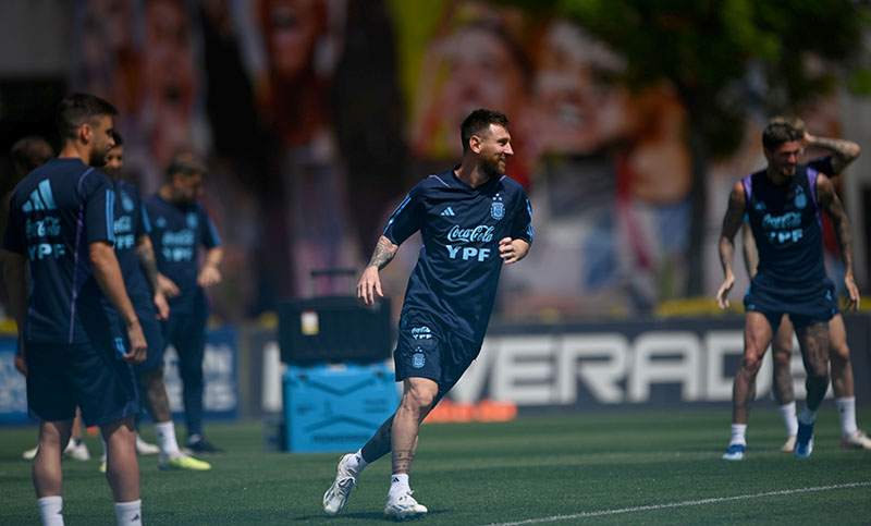 Con Messi, el seleccionado inicia la última práctica antes de viajar a Perú
