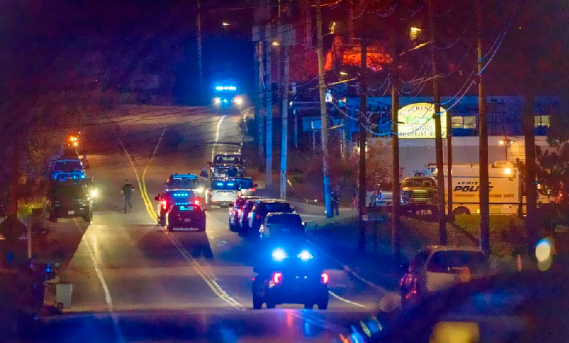Buscan en Estados Unidos a tirador que mató a 22 personas en una ciudad del Estado de Maine