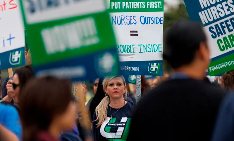 Trabajadores de salud estadounidenses comenzaron una huelga de tres días en reclamo de mejoras salariales