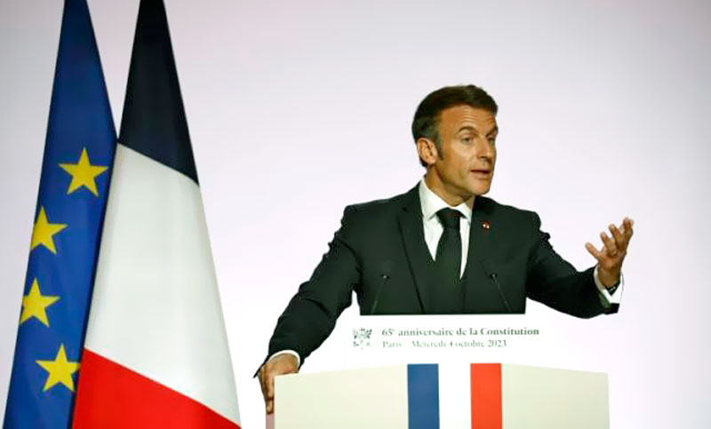 Macron defiende la actual Constitución de Francia, pero pide introducir el aborto y otros cambios