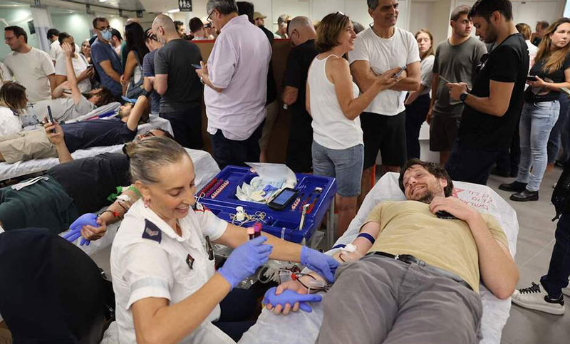 Decenas de israelíes visitan los hospitales para donar sangre a a los heridos