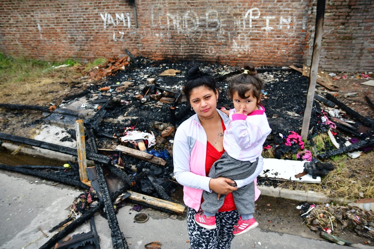 Se quemó su casa, perdió todas sus pertenencias, y necesita ayuda