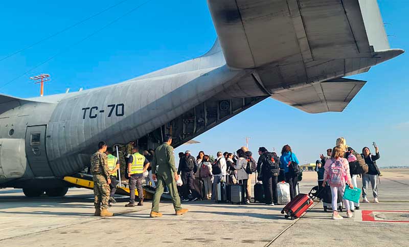 El primer grupo de argentinos evacuados de Israel ya se encuentra en vuelo hacia Roma