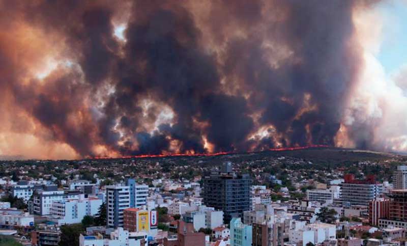 Continúan los incendios en Córdoba: hay cientos de evacuados en Carlos Paz