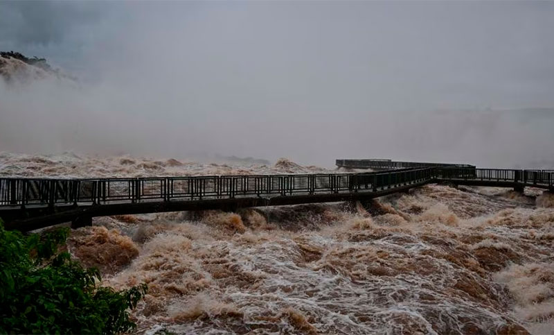 Cerraron el acceso a las Cataratas debido a una fuerte crecida del río Iguazú