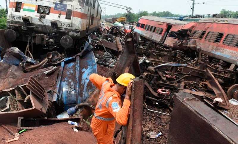 Ascienden a 13 los muertos por el choque de dos trenes en el sur de India