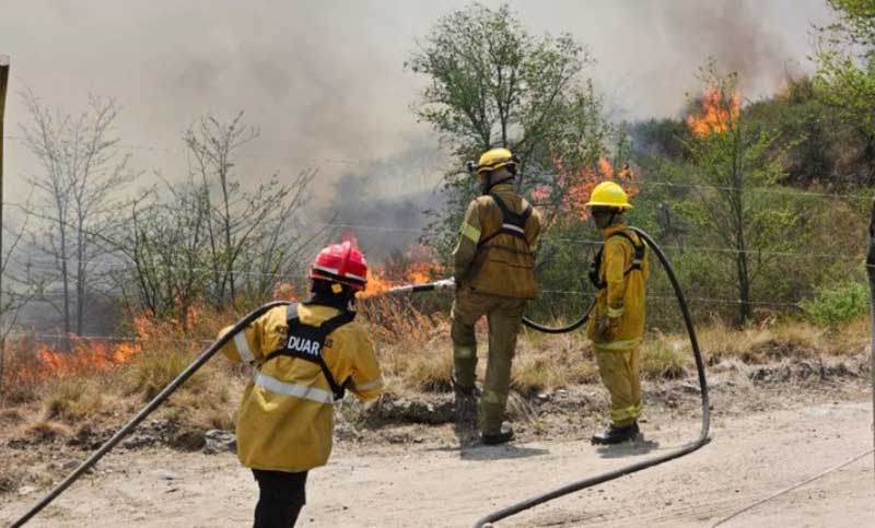 Combaten incendios en la zona de las sierras del Valle de Calamuchita