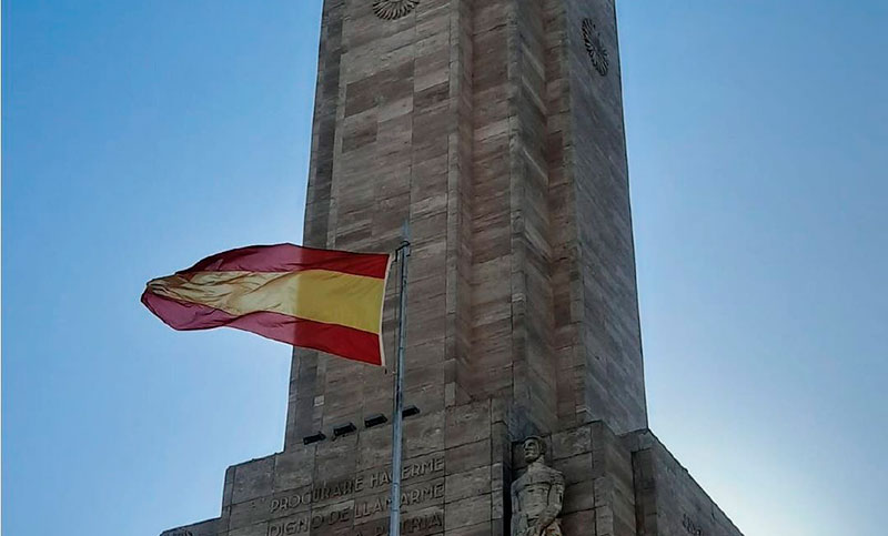 La bandera de España flameó en el Monumento, para celebrar el “Día de la Hispanidad”