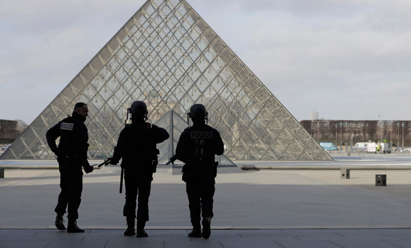 El Museo del Louvre de París cerró sus puertas por «razones de seguridad»