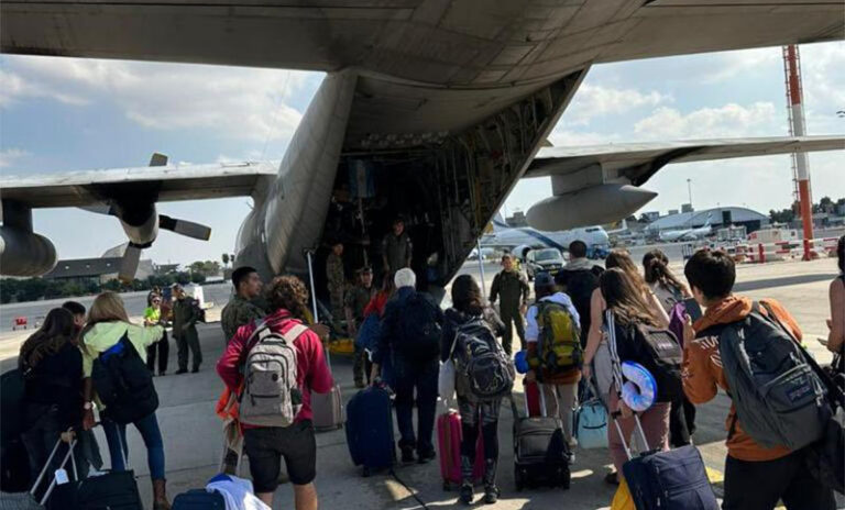 Aterrizó en Roma el tercer vuelo con argentinos evacuados de Israel