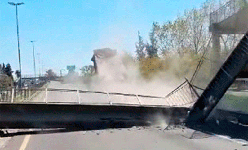 Suspendieron la licencia del camionero que derribó un puente peatonal en Buenos Aires