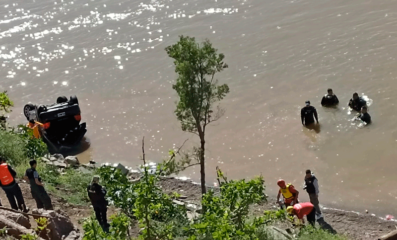 San Lorenzo: sigue la búsqueda del hombre que cayó con su auto en el río