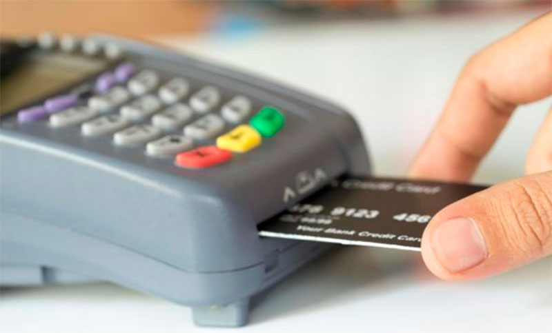 Para evitar estafas, proponen que los clientes manejen el posnet al pagar con débito o crédito