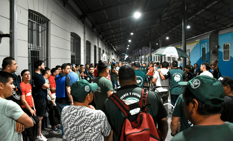 Abrazo solidario en la estación Rosario Norte “en defensa de los ferrocarriles argentinos”