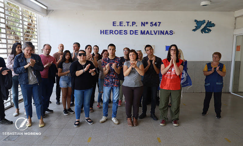 Abrazo solidario y suspensión de actividades en la escuela Héroes de Malvinas