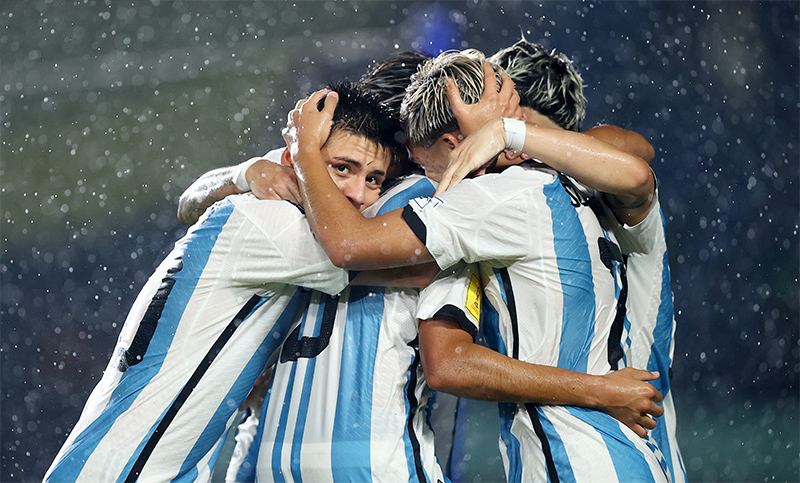 Argentina goleó 5 a 0 a Venezuela y jugará en cuartos contra Brasil