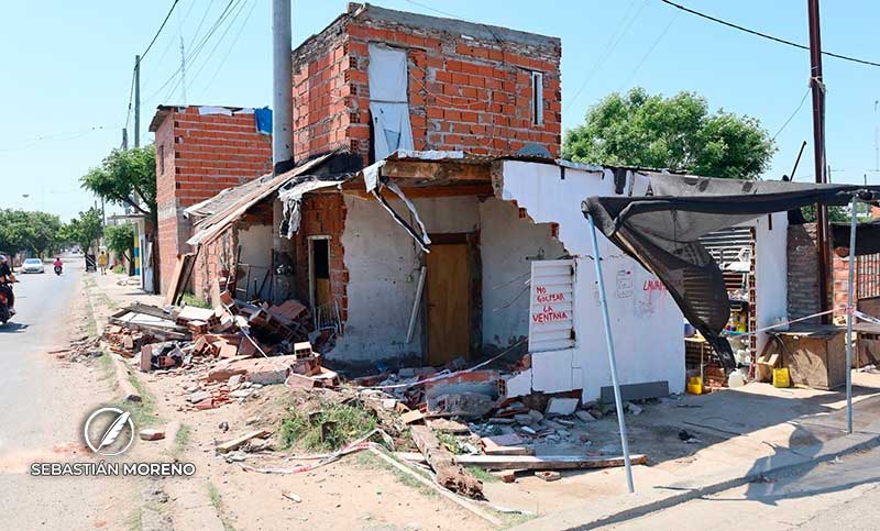 Un patrullero en «persecución policial» se incrustó contra una vivienda que quedó destruida