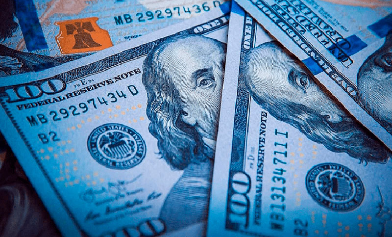 El dólar blue cerró en baja el día después del debate entre Milei y Massa