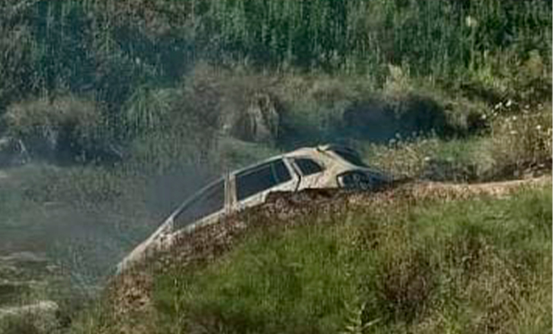 Hallaron un cuerpo en un auto incendiado a orillas del arroyo Ludueña