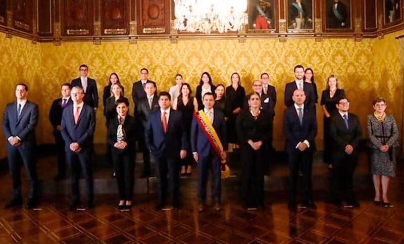 El flamante presidente de Ecuador posó con su nuevo gabinete y sin su vicepresidenta