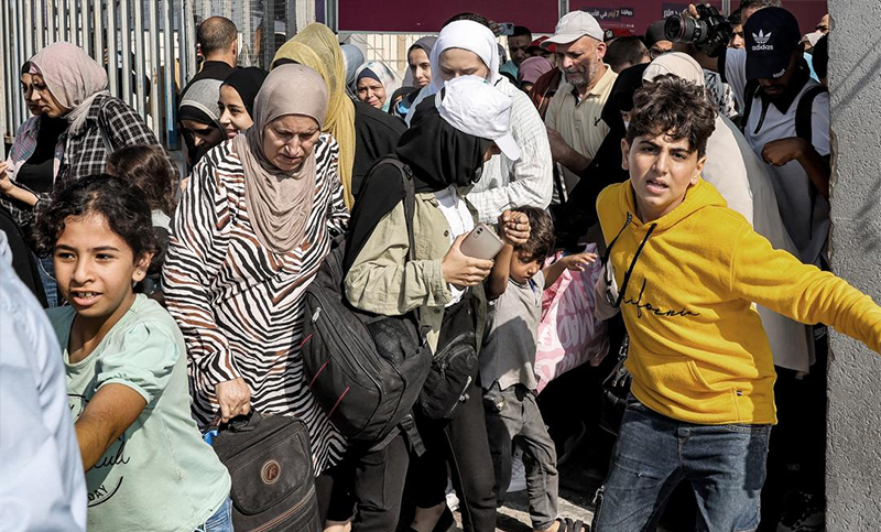 Evacuaron a unos 800 extranjeros de Gaza, tras la reapertura del paso con Egipto