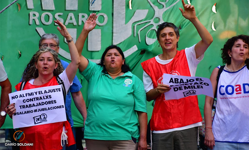 Gremios y organizaciones de izquierda también marchan en Rosario contra el DNU de Milei: «Perjudica al pueblo»
