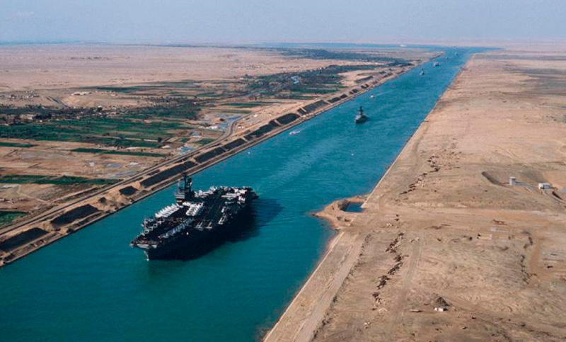 Canal de Suez: un barco portacontenedores chocó contra un puente