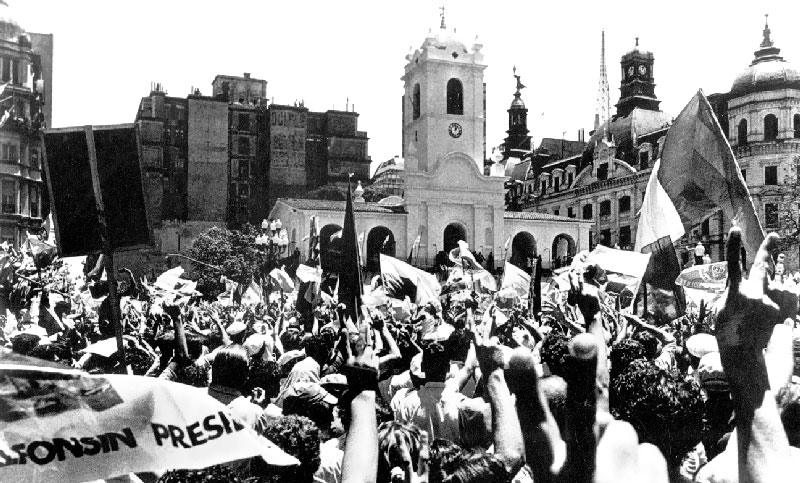 ¿Qué pasaba en el mundo en 1983, antes de que Alfonsín asumiera en el regreso de la democracia?