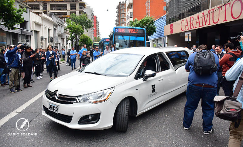 Bajo el pedido de justicia, una caravana de colectivos despidió al chofer César Roldán
