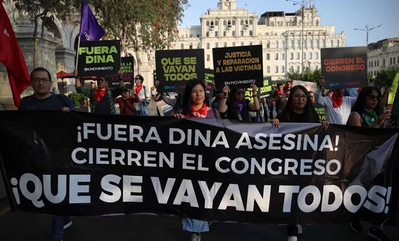 Masiva movilización con la consigna «que se vayan todos» en Perú