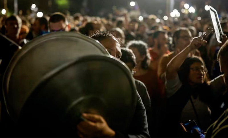 Por segunda noche consecutiva en todo el país miles de personas volvieron a hacer sonar sus cacerolas en rechazo al decretazo