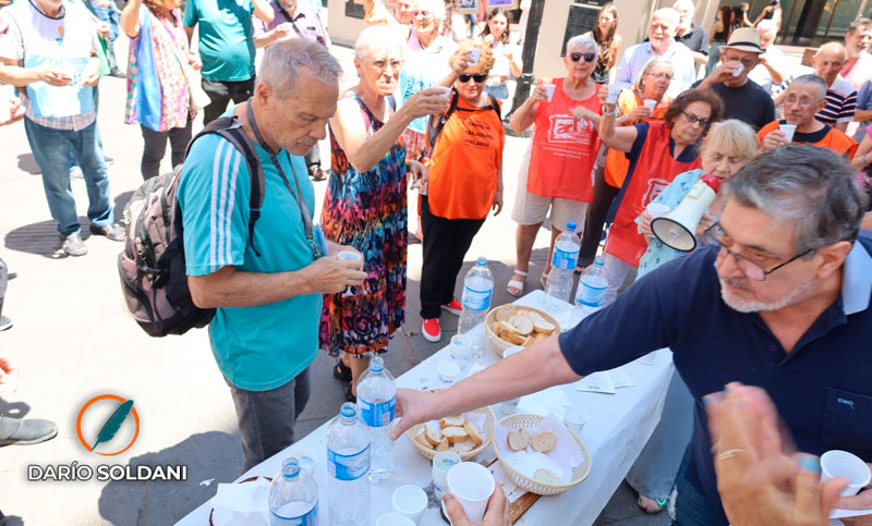 Los jubilados volvieron a brindar con pan y agua en la esquina de Córdoba y San Martín