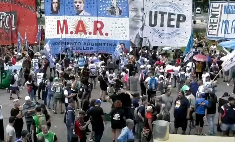 Tercer jornada consecutiva de protestas en el centro porteño contra el DNU de Milei