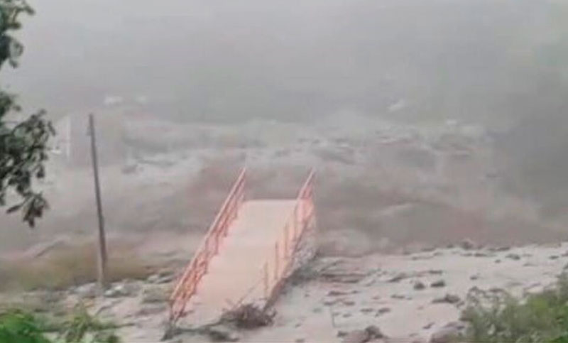 Un feroz alud derrumbó un puente en Catamarca