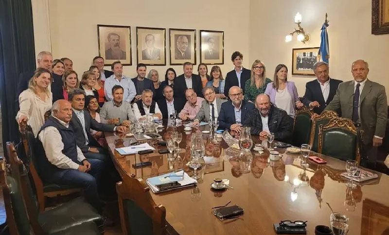 Reunión de urgencia de senadores y diputados de UxP junto a gobernadores peronistas por la Ley Ómnibus