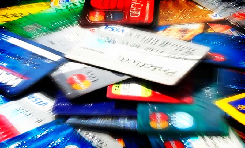 “Comprar con tarjeta de crédito ya no será seguro”: el decreto de Milei perjudica a usuarios y comercios