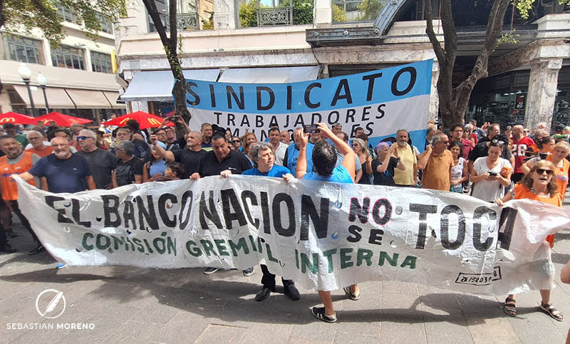 Acto y abrazo al banco: “el Nación no se vende” en la esquina de peatonales Córdoba y San Martín