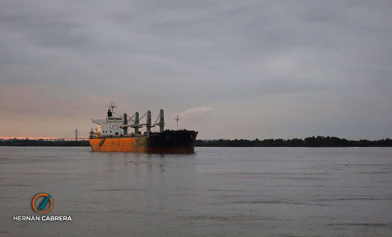 El Gobierno mantendrá el peaje a barcos que circulen por el Paraná, pero podría abaratar la tarifa