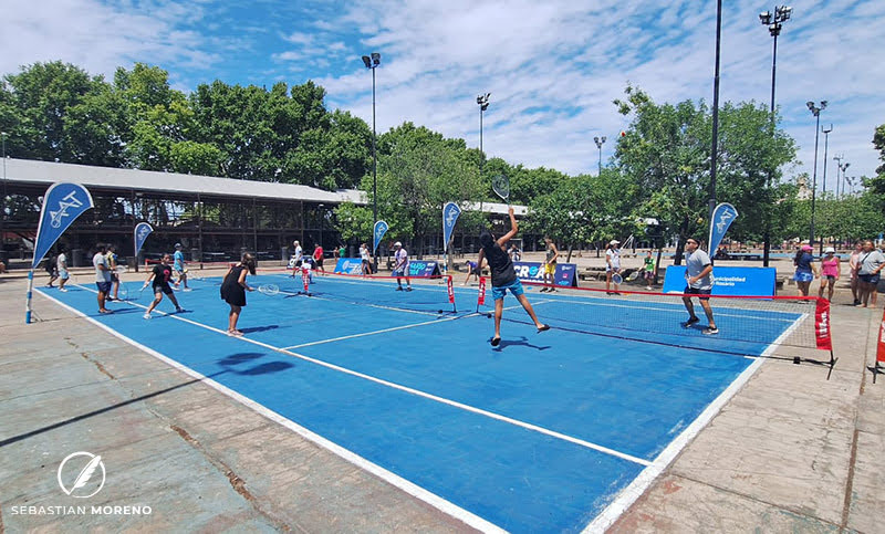Previa de la Copa Davis en Rosario: clínica de tenis en el barrio de Messi